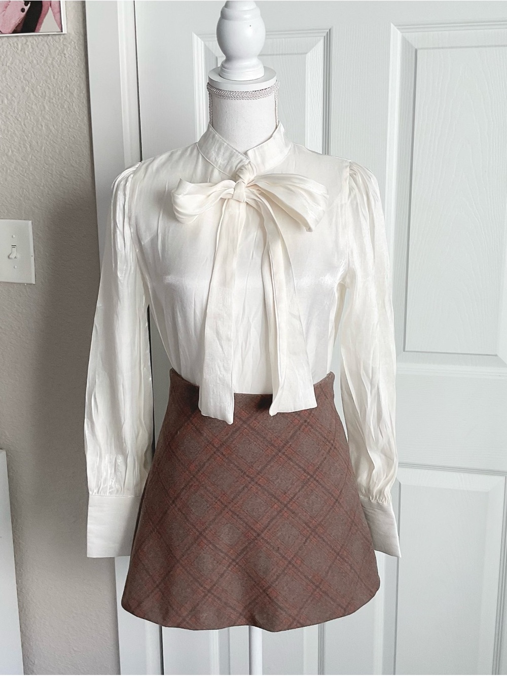 Classic Gold/Ivory Bow-Tie Long Sleeve Blouse